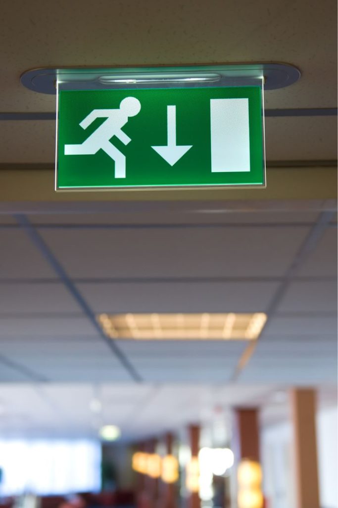 Oświetlenie awaryjne w miejscu pracy
