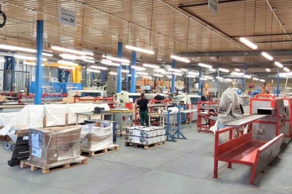 Rozmieszczenie oświetlenia w hali magazynowej