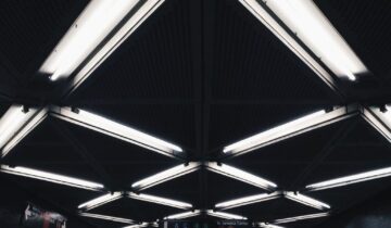 Bezpieczeństwo i estetyka: Jak oświetlić budynki użyteczności publicznej?