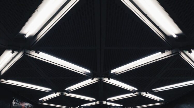 Bezpieczeństwo i estetyka: Jak oświetlić budynki użyteczności publicznej?